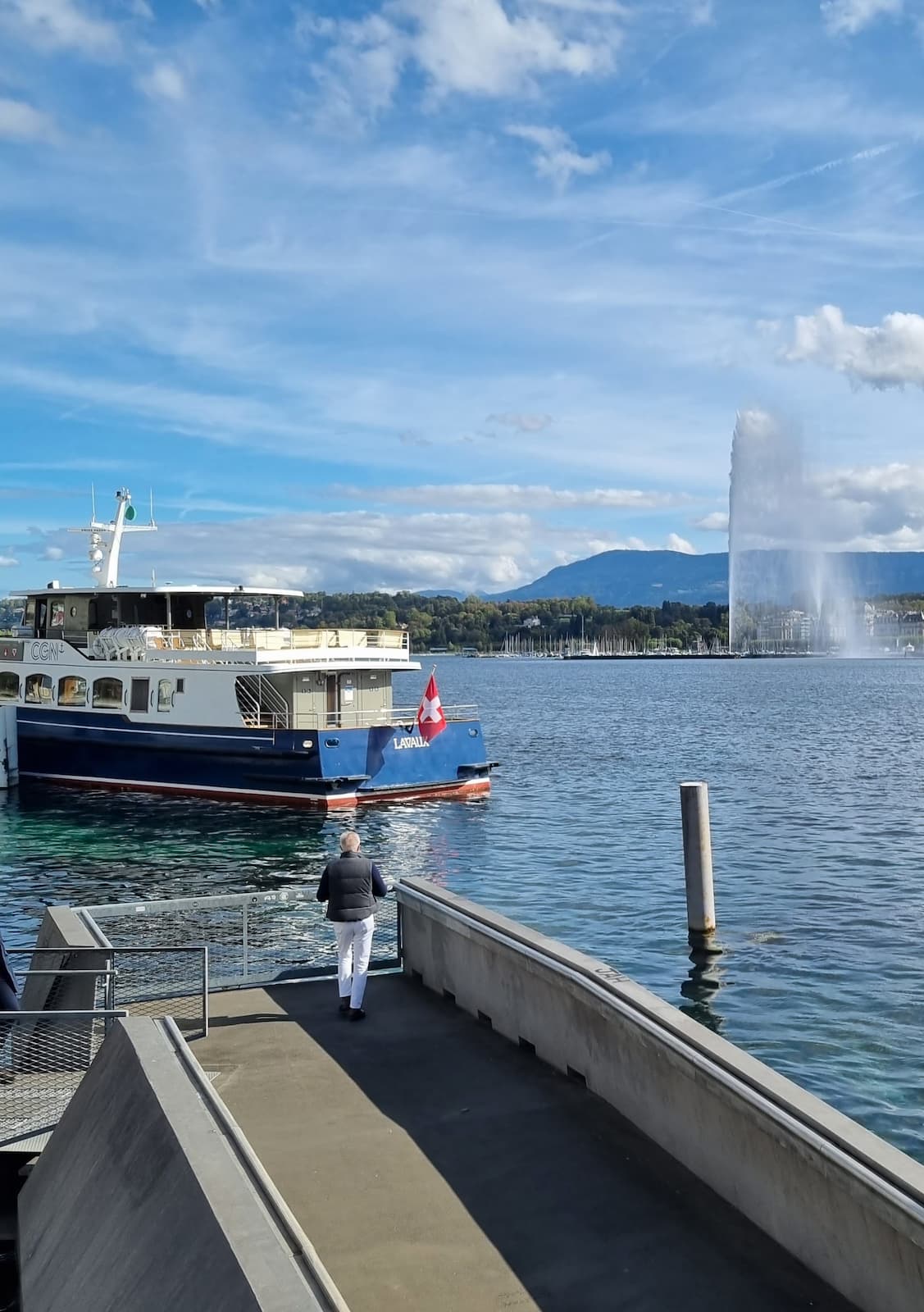 Boat Cruise on Lake Geneva Boat Cruise on Lake Geneva