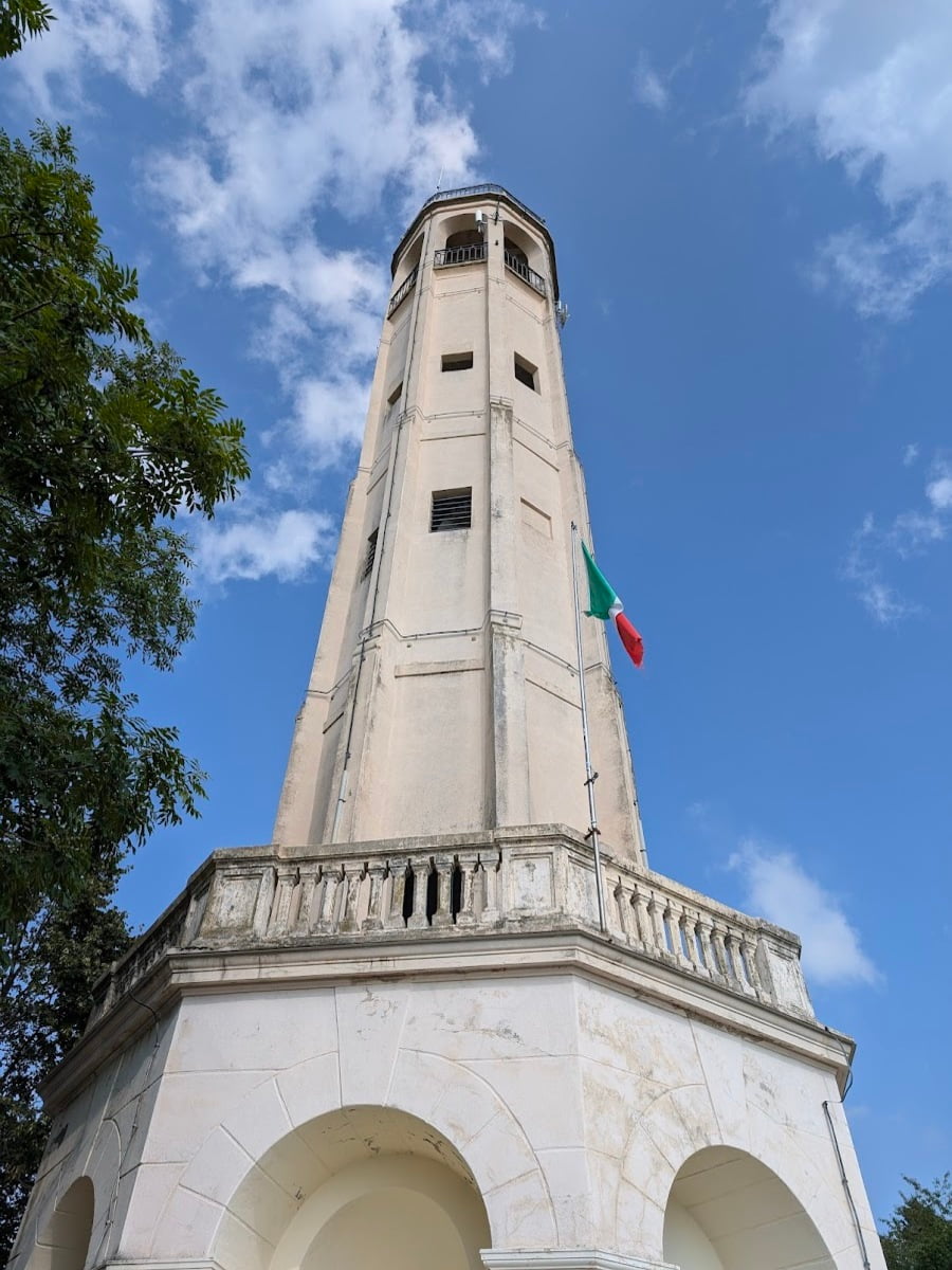 Faro Voltiano, Como Faro Voltiano, Como