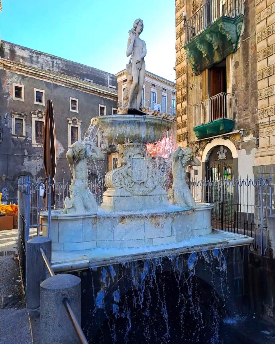 Fontana dell'Amenano in Piazza del Duomo, Catania Fontana dell'Amenano in Piazza del Duomo, Catania