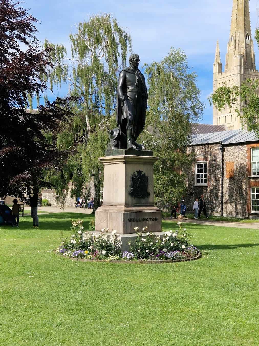 Norwich Cathedral, Statue Norwich Cathedral, Statue