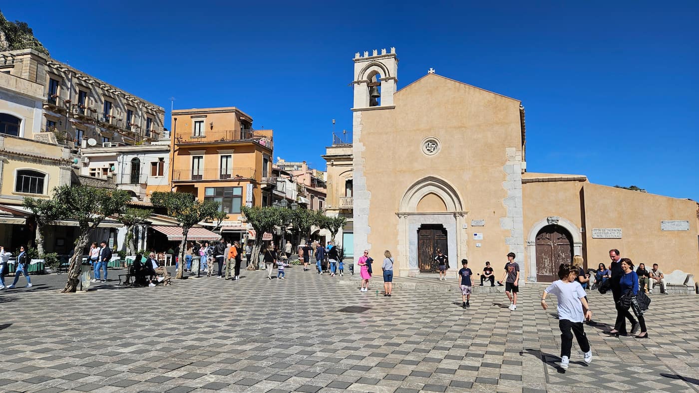 Piazza IX Aprile Piazza IX Aprile
