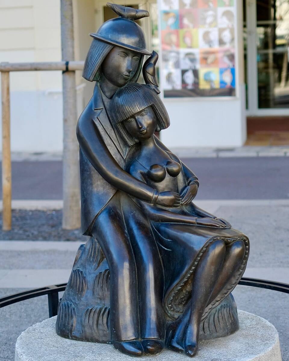 Statue of lovers Peynet, Musée Peynet Statue of lovers Peynet, Musée Peynet