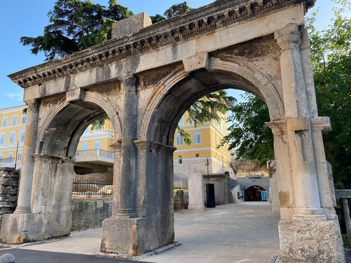 Twin Gates, Pula Twin Gates, Pula