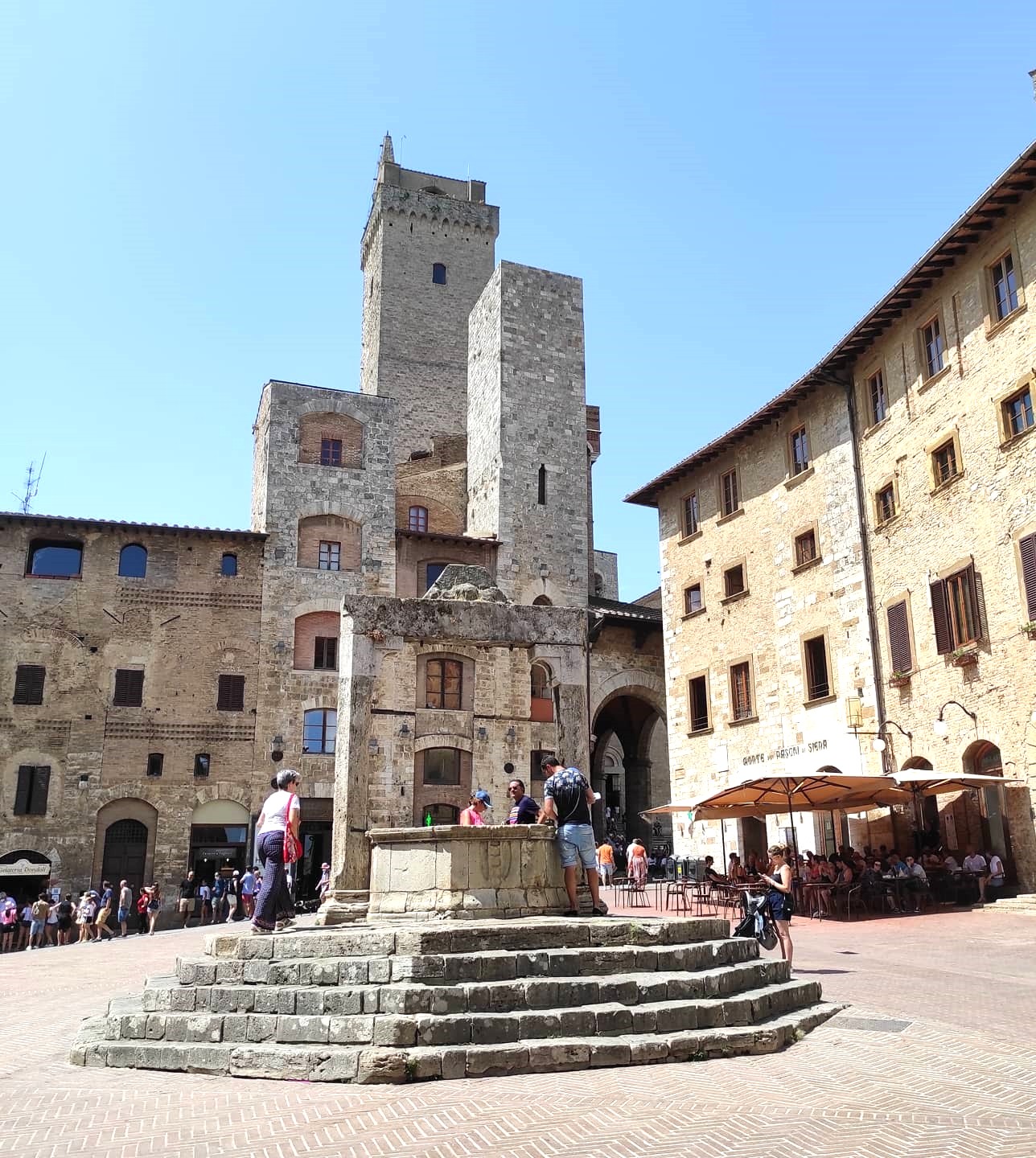 Piazza della Cisterna, San Gimignano Piazza della Cisterna, San Gimignano
