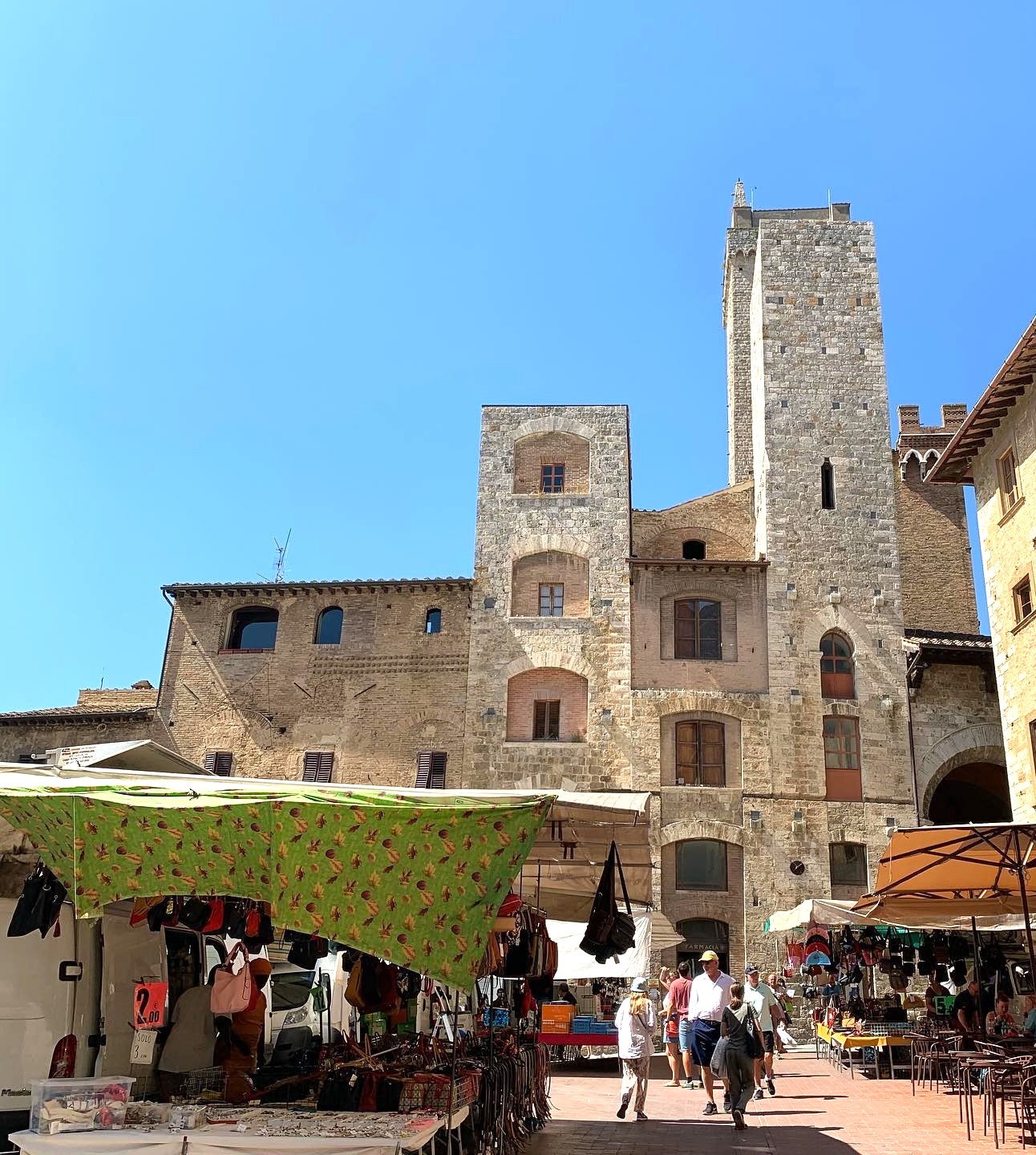 Piazza della Cisterna, San Gimignano Piazza della Cisterna, San Gimignano