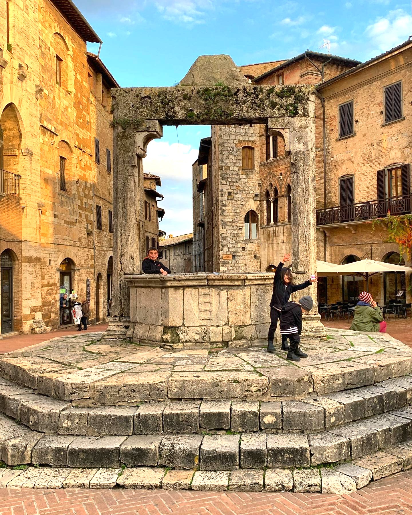 Piazza della Cisterna, San Gimignano Piazza della Cisterna, San Gimignano