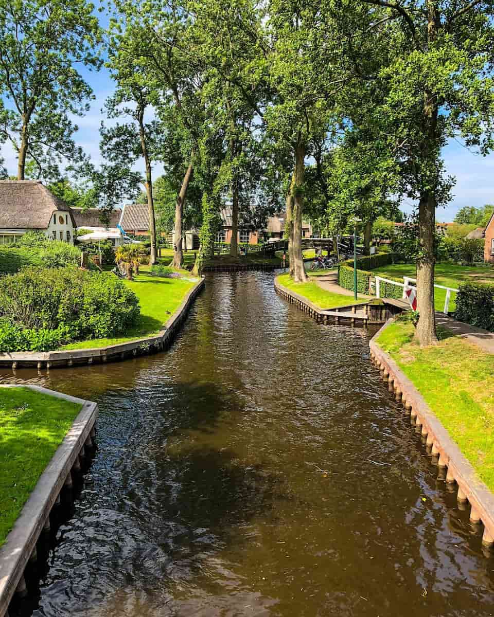 Canal Tour by Whisper Boat, Giethoorn