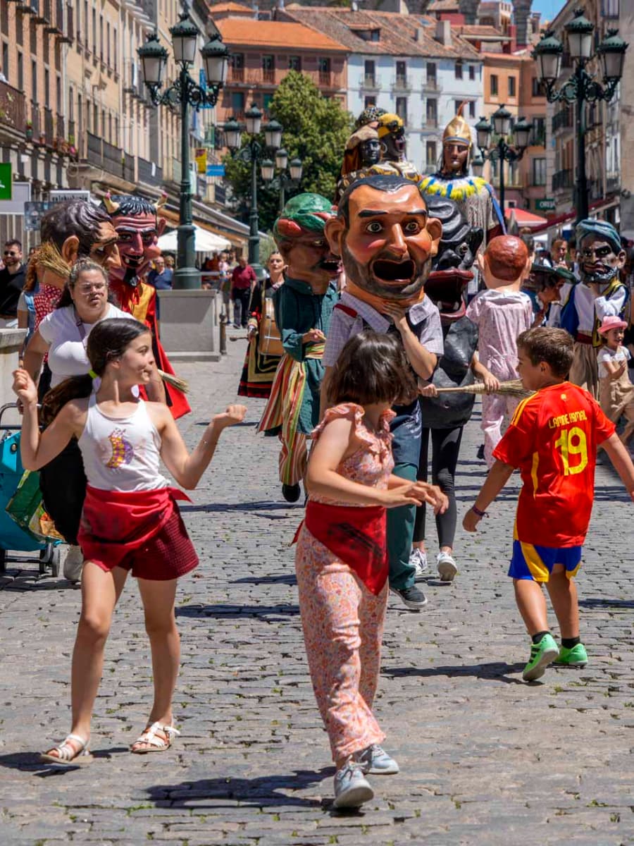 Gigantes y cabezudos, Segovia Gigantes y cabezudos, Segovia