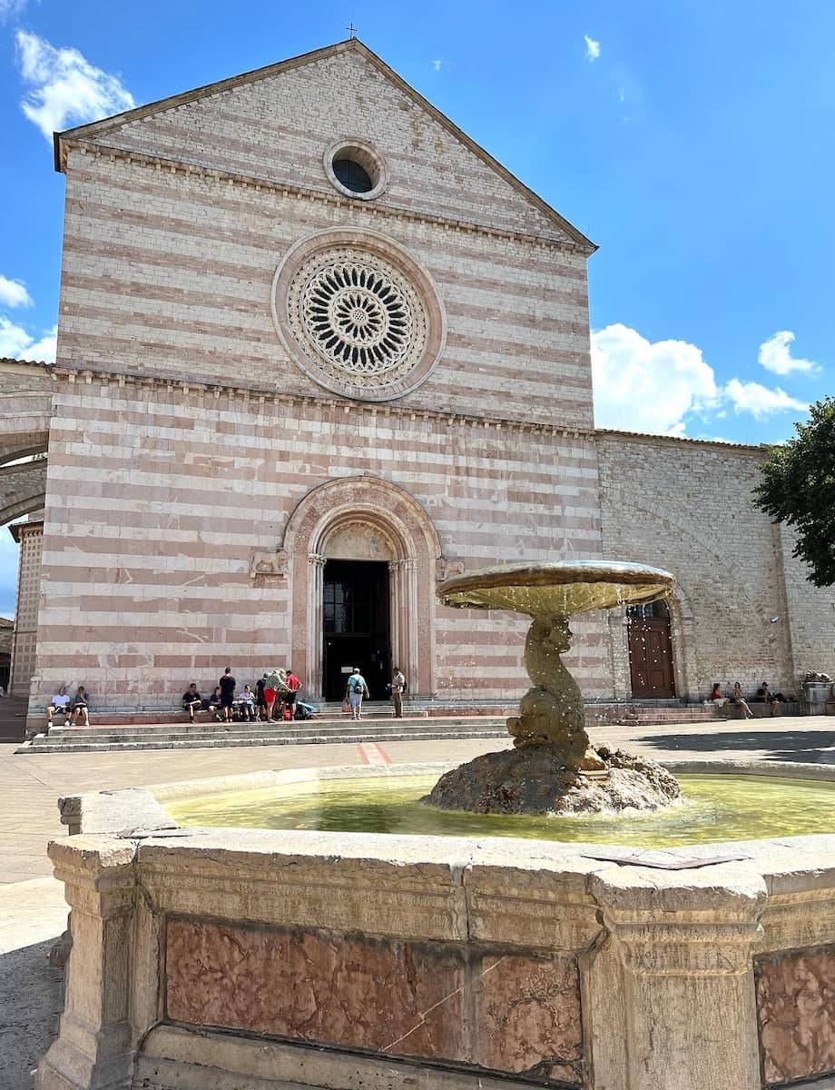 Basilica di Santa Chiara Umbria Basilica di Santa Chiara Umbria