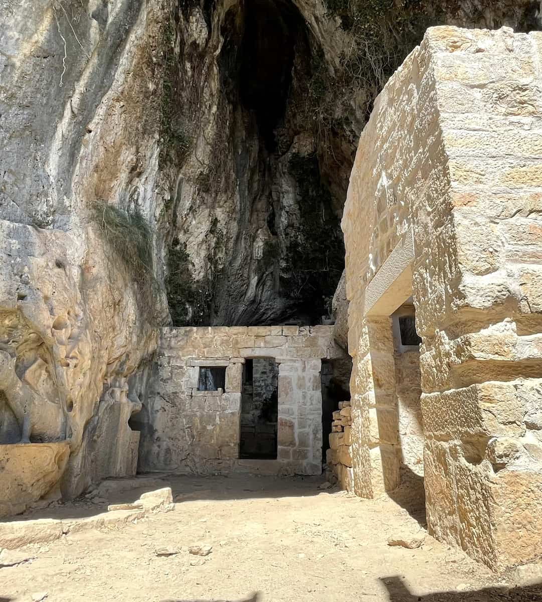 Dragon’s Cave Brac Island