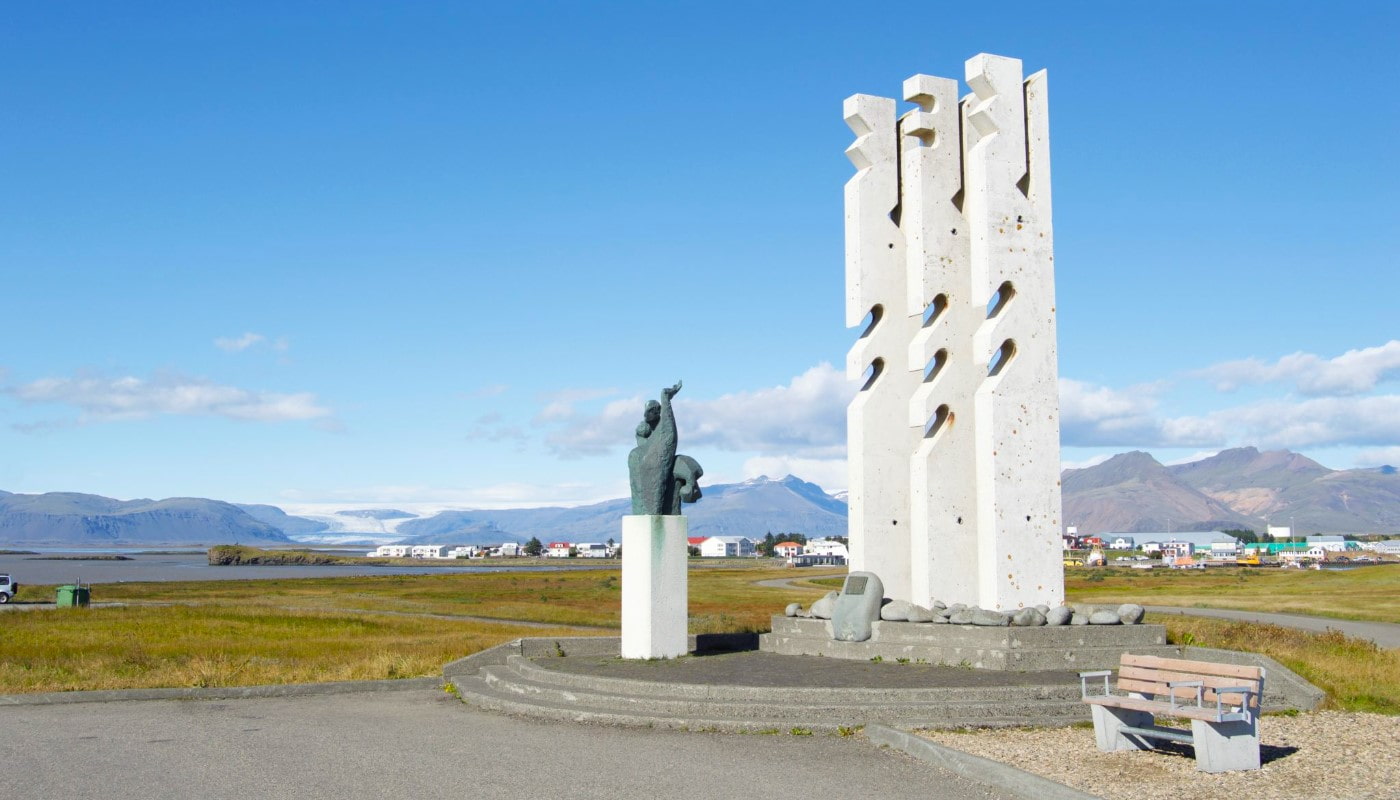 Osland Memorial, Hofn