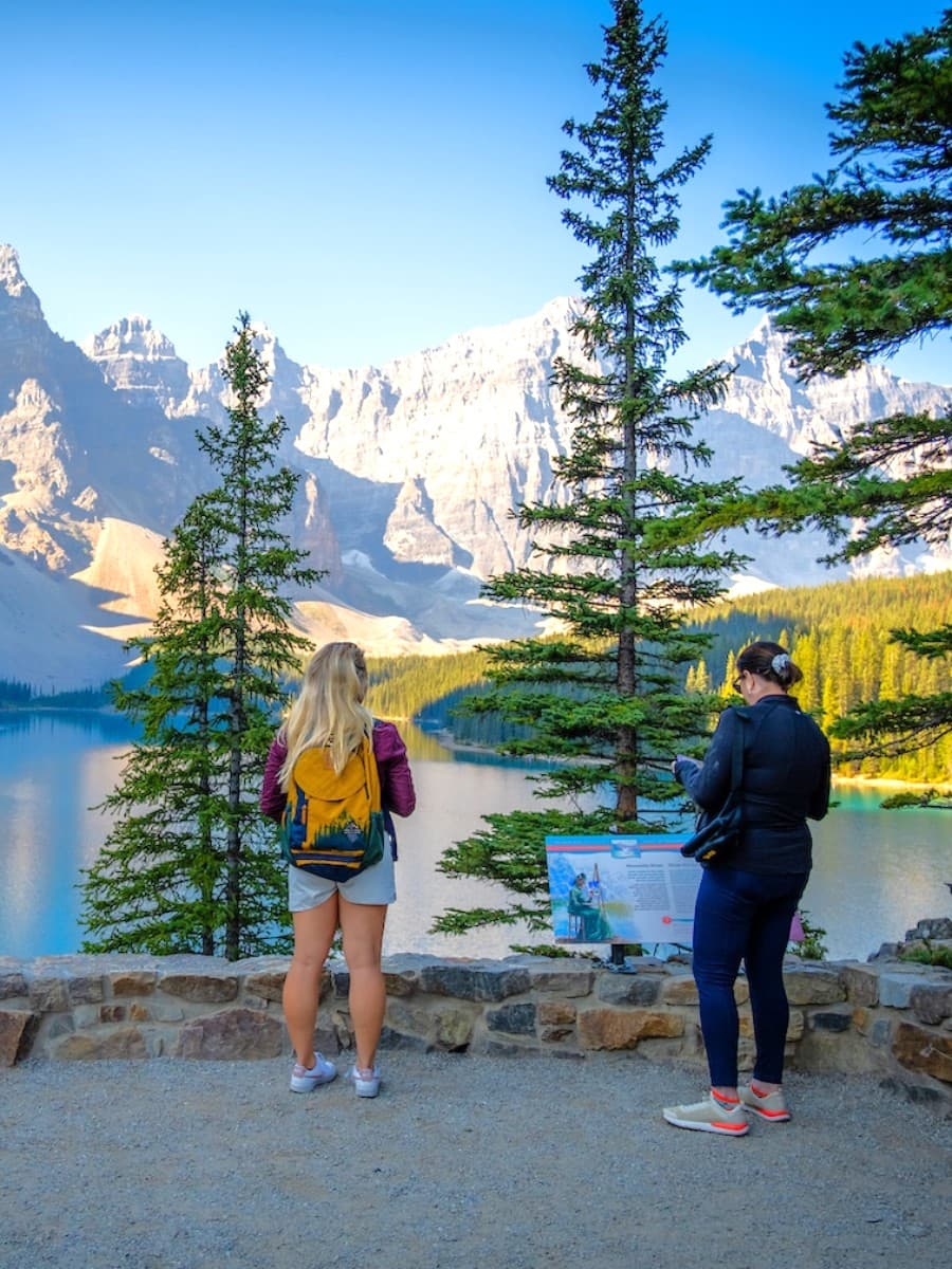 Moraine Lake, Banff, Alberta Moraine Lake, Banff, Alberta