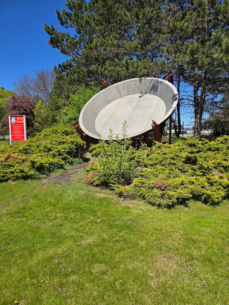 World’s Largest Cherry Pie Pan, Traverse City, US World’s Largest Cherry Pie Pan, Traverse City, US